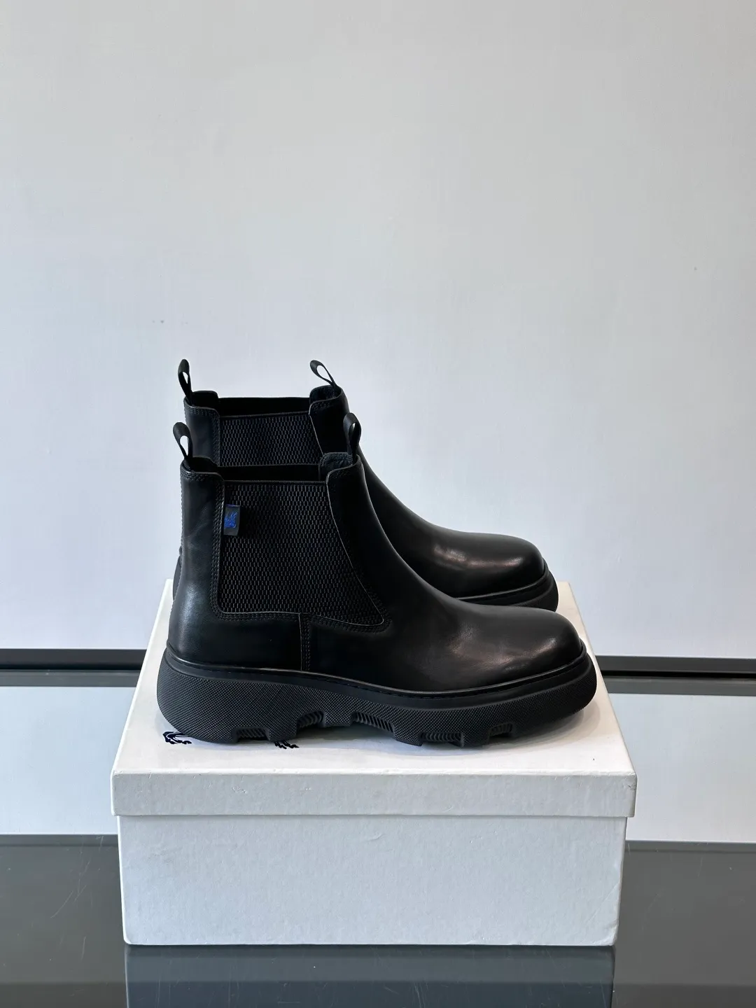 [Burberry] Top P: 920💰 Size: 39-44 (45. Customized) Burberry Matrix shoes👟Burberry autumn and winter men's high-top Chelsea boots, made with heavy industry! The upper is made of imported cowhide, with a slip-on design, classic plaid elastic straps, fine leather, and full of details. It is equipped with a classic and durable rubber thick sole, which increases the length of the legs. The cowhide lining is comfortable and breathable. It is easy to wear and fashionable, business and leisure, full of exquisite Italian style, and has a great look!